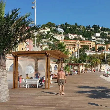 A 2 Minutes De La Plage Мантон